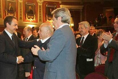 El presidente del Gobierno, José Luis Rodríguez Zapatero, saluda al ex secretario general de UGT Nicolás Redondo, en presencia del sindicalista madrileño Ricardo Martínez, en la celebración del 75º aniversario de FETE-UGT.