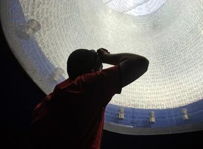 Un visitante contemplaba ayer, acalorado, la cripta del monumento a las víctimas del 11-M.