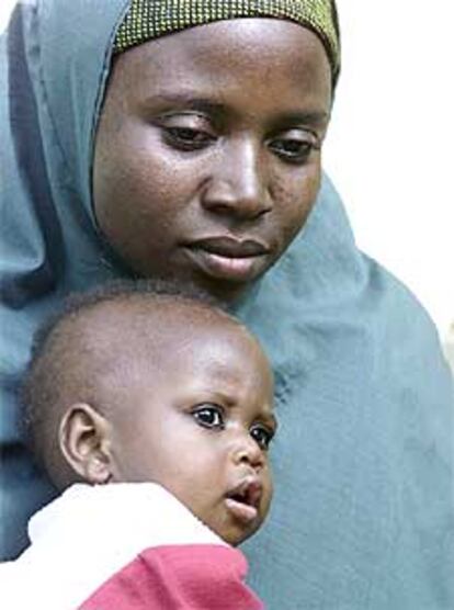La mujer nigeriana, condenada el año pasado a morir lapidada por adulterio, con su hija Wasila.