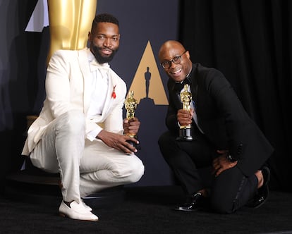 'MOONLIGHT' (2016, 64.895.106 de dólares recaudados) –
Hay quién sigue creyendo que la ganadora del Oscar en 2017 fue 'La La Land' y no 'Moonlight'. No sólo por el error de Warren Beatty y Faye Dunaway que provocó que durante unos segundos quien se llevó el premio grande fuese la película de Damien Chazelle, sino por la escasa relevancia del drama de Barry Jenkins. La historia de amor y capitalismo de Emma Watson y Ryan Gosling era la favorita de la noche, un musical moderno con dos estrellas en alza con aromas del viejo Hollywood y fácilmente consumible por el público más joven. Resultaba mucho más accesible que las tres edades de un negro homosexual, una temática tan poco explorada en el cine comercial, criado por una madre alcohólica, en la que apenas habría estrellas reconocibles más allá de un inconmensurable Mahershala Ali. ¿Qué dijo la taquilla? Su irrisorio presupuesto (apenas un millón y medio de dólares) hacía sencillo recuperar el dinero invertido, y así fue. Con los 65 millones de dólares que amasó en la taquilla global se convirtió en una de las películas más rentables de la historia de los Oscars, pero palidece en comparación con la ganadora que no lo fue: 'La La Land' recaudó más de 500 millones en todo el mundo. Es otro de los claros ejemplos de desconexión entre público y académicos, pero también refleja el espaldarazo que unos premios que tantas veces se dice “no importan a nadie” pueden proporcionar a una carrera mortecina. En el fin de semana siguiente a su victoria en los Oscar la película recaudó un 260 % más que su semana anterior.