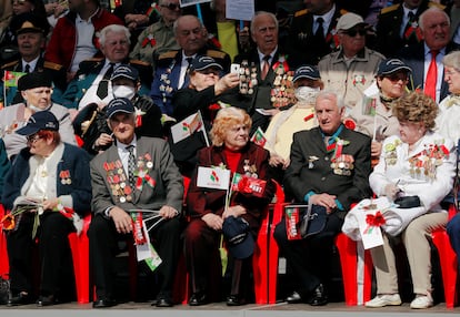 Un grupo de veteranos observa el desfile del 9 de mayo en Minsk. 
