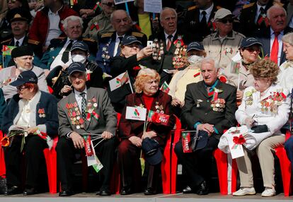 Un grupo de veteranos observa el desfile del 9 de mayo en Minsk. 