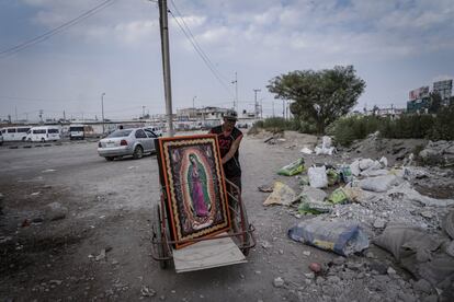 Este año la venta de cuadros con la imagen de la Virgen de Guadalupe disminuyó para Javier Ramírez ante la ausencia de peregrinos en el cerro del Tepeyac.