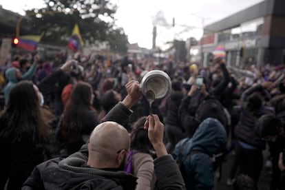 Un hombre en Bogotá golpea un cazo de metal durante las protestas contra el gobierno de Duque, en mayo de 2021.