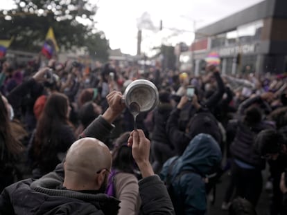 Un hombre en Bogotá golpea un cazo de metal durante las protestas contra el gobierno de Duque, en mayo de 2021.