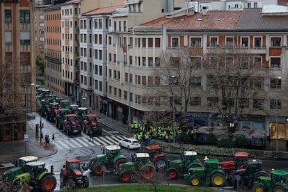 Protesta de agricultores con sus tractores, este viernes en Pamplona.