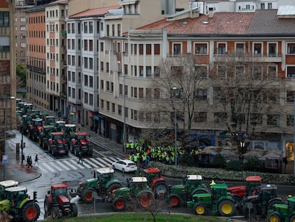 Protesta de agricultores con sus tractores, este viernes en Pamplona.