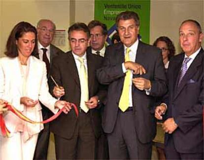 El presidente navarro, Miguel Sanz (a la izquierda), y, junto a él, el ministro de Administraciones, Jesús Posada.