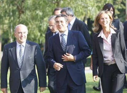 Patxi López, entre Joaquín Almunia y Cristina Garmendia, ayer tras hacerse la foto de familia.