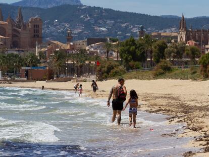 Residentes de Palma en una de las playas de Mallorca, el 23 de mayo.