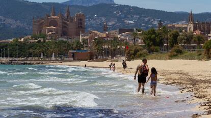 Residentes de Palma en una de las playas de Mallorca, el 23 de mayo.