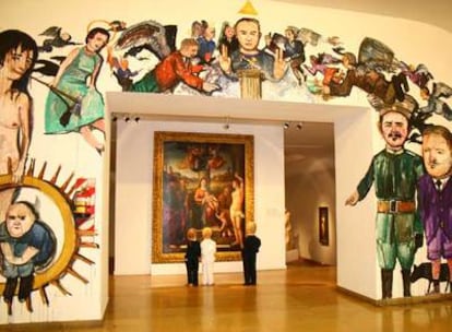 El mural del artista Enrique Marty da la bienvenida a los visitantes de la exposición 'Huesped'