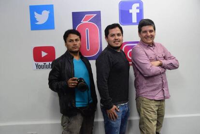 Andrés Rodríguez (centro) junto a otros dos colegas de 'La Opinión'.