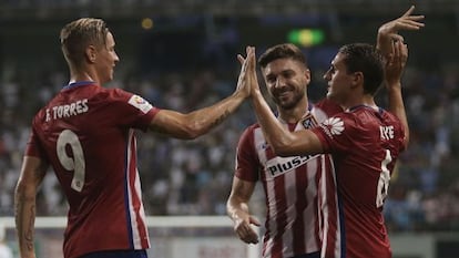 Torres y Siqueira felicitan a Koke por su gol