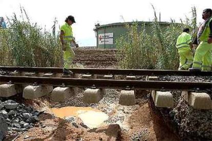 Operarios de Adif, ayer, trabajando para reparar la avería en la zona de Tres Camins, en el tramo de vía entre Tarragona y Salou.