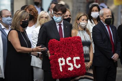 El líder del PSC en el Parlament, Salvador Illa (en el centro), acompañado de la ministra de Transportes, Movilidad y Agenda Urbana, Raquel Sánchez (a la derecha), y el expresidente de la Generalitat José Montilla, durante la ofenda floral. Illa ha reclamado al Govern que aproveche la celebración de la Diada para "abrir un diálogo sincero y honesto dentro de Cataluña" que permita afrontar con garantías los 'grandes retos' que plantea la salida de la crisis de la covid-19.