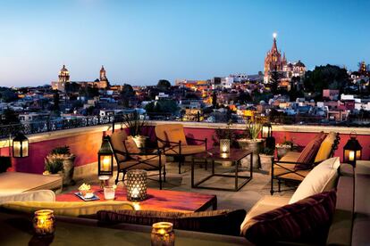 El Hotel Rosewood San Miguel de Allende es un lujoso complejo de estilo colonial que alberga un spa, una piscina al aire libre y un salón en la azotea, con unas alucinantes vistas a San Miguel de Allende (Guanajuato, México).