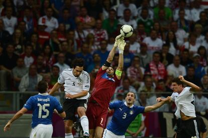 Gianluigi Buffon despeja un balón de su área.