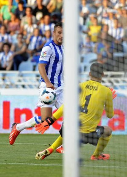 Seferovic marca el segundo gol de la Real