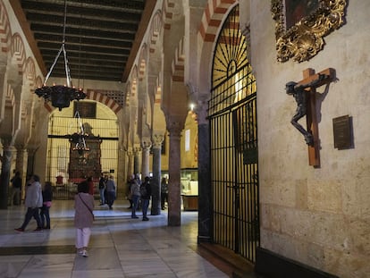 El crucificado de Aurelio Teno, colocado en la mezquita primitiva por el Obispado de Córdoba en 2015.