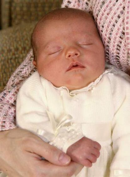 Así es la infanta Sofía. Cinco días después de venir al mundo, la pequeña es algo más morena de pelo de lo que fue al nacer su hermana Doña Leonor.