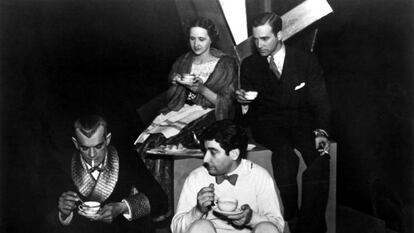 Descanso en el rodaje de la película 'Satanás', de Edgar G. Ulmer, en 1934.