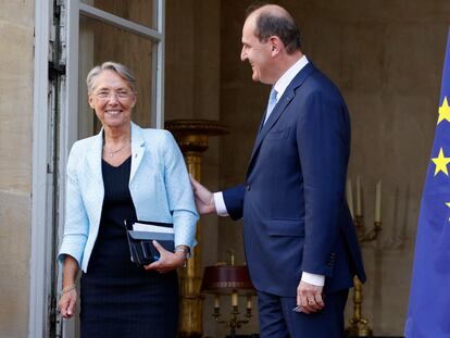 Jean Castex da la bienvenida a su sustituta, la nueva primera ministra de Francia, Elisabeth Borne, en Matignon, este lunes.