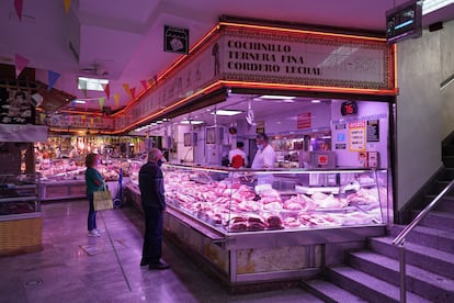 Puesto de carnicería en el mercado de San Antón, en Madrid.