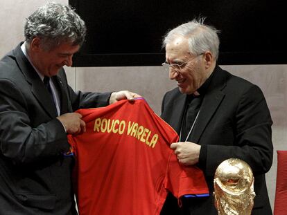 Angel María Villar, junto al cardel Rouco.