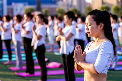Sesión de yoga en la ciudad china de Hua.