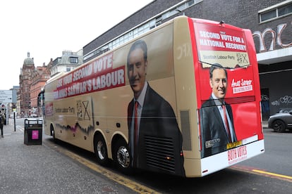 El autobús electoral del Partido Laborista reclama en Glasgow el segundo voto de los electores.