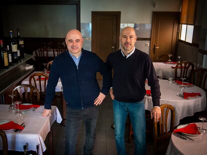 Los mellizos Alfonso y José Pedro Ramos, tercera generación al frente del restaurante La Castañal, en Madrid.