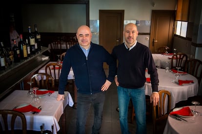 Los mellizos Alfonso y José Pedro Ramos, tercera generación al frente del restaurante La Castañal, en Madrid.
