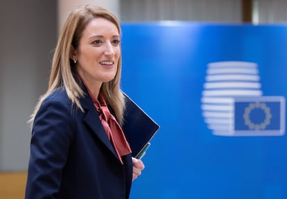 La presidenta del Parlamento Europeo, Roberta Metsola, llega a la cumbre celebrada el 15 de diciembre en Bruselas.