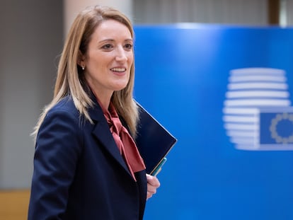 La presidenta del Parlamento Europeo, Roberta Metsola, llega a la cumbre celebrada el 15 de diciembre en Bruselas.