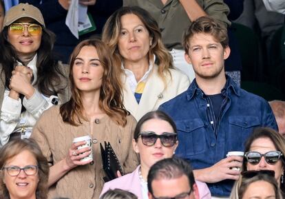 Una de las primeras 'it girls', hoy empresaria y presentadora de televisión, Alexa Chung, presentó uno de los partidos de tenis en compañía de Joe Alwyn, actor y exnovio de Taylor Swift. 