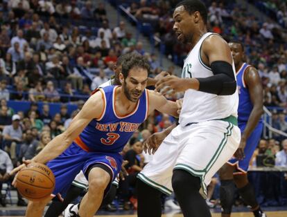 Calder&oacute;n encara a Sullinger, de los Knicks.