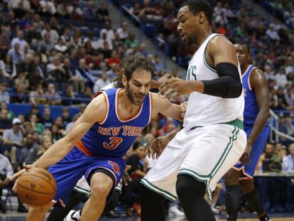 Calder&oacute;n encara a Sullinger, de los Knicks.