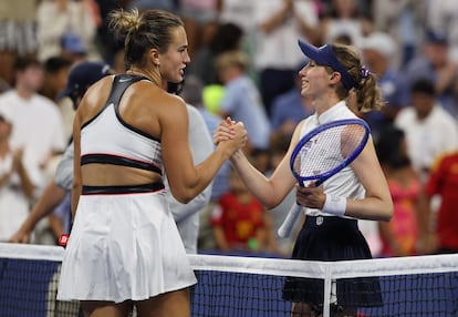 Sabalenka y Bucsa se saludan tras el partido en la Louis Armstrong.