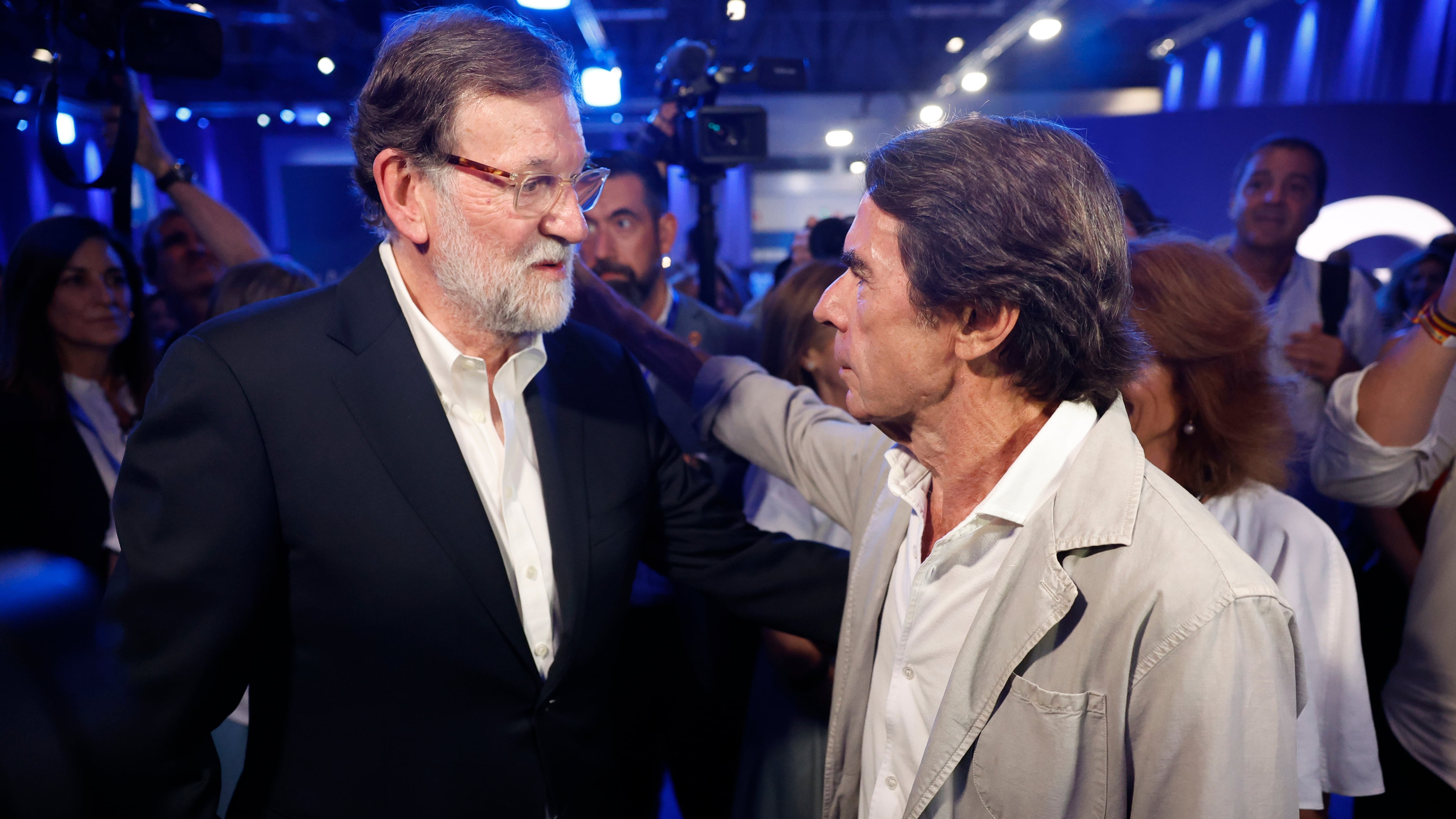 Aznar y Rajoy se reconcilian en el congreso del PP para lanzar la campaña electoral de Feijóo