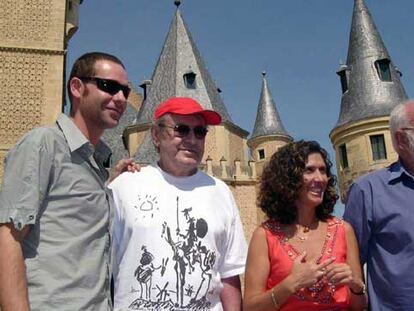 Milos Forman, en el centro y con gorra; a su izquierda, Salvador Yagüe, del equipo de producción del filme; a la derecha, la alcaldesa de Segovia, Ana Sanjosé, y el productor Saul Zaentz.