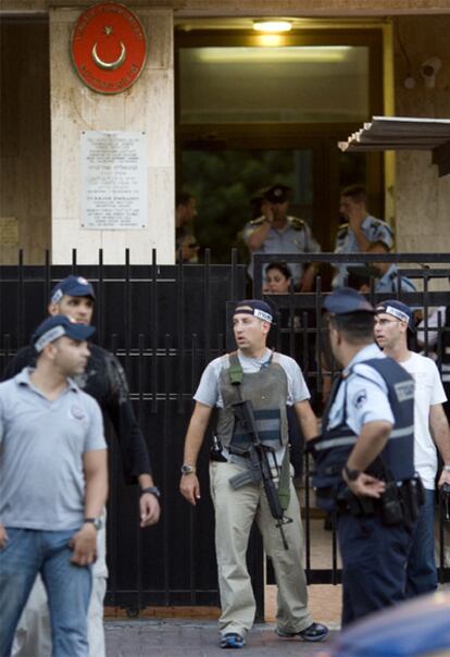 Agentes custodian la entrada el recinto diplomático de Turquía donde un palestino se ha parapetado y exigido asilo