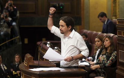 ablo Iglesias saluda a los diputados de Podemos, puño en alto, tras su intervención en el debate de investidura, el 5 de marzo de 2016.