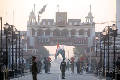 Los Rangers de Pakistán, vestidos con uniformes negros, y personal de la Fuerza de Seguridad Fronteriza, durante la ceremonia diaria de retiro en el puesto fronterizo de India - Pakistán Wagah, el oeste de Amritsar.  