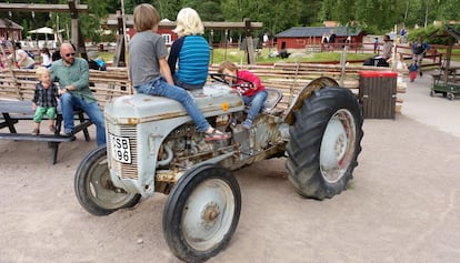 Tractores, instrumentos agrícolas y graneros se convierten en zonas de juego para los niños.