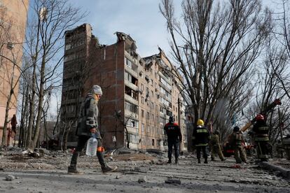 Un equipo de bomberos retira cascotes de un bloque de pisos dañado por bombardeos rusos en Donetsk, este miércoles. Rusia ha lanzado ataques en el norte de Kiev a pesar de que el martes afirmó que reduciría sus operaciones en la capital y en la región y la ciudad de Chernihiv, en el norte de Ucrania.