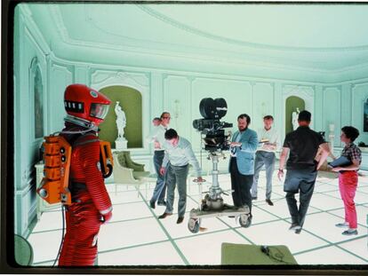 Stanley Kubrick durant el rodatge de '2001: Una odissea de l'espai', que forma part de la mostra a Barcelona.