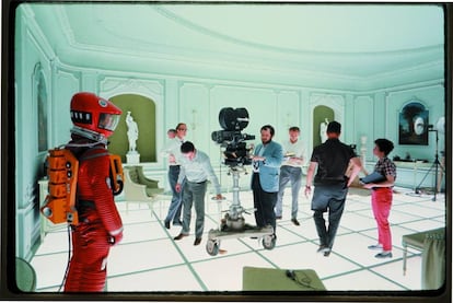 Stanley Kubrick junto a la cámara durante el rodaje de 2001: Una odisea en el espacio, que forma parte de la muestra en Barcelona.