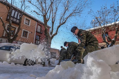 El ejército sigue colaborando con la limpieza de las calles de Toledo después del temporal, este miércoles.