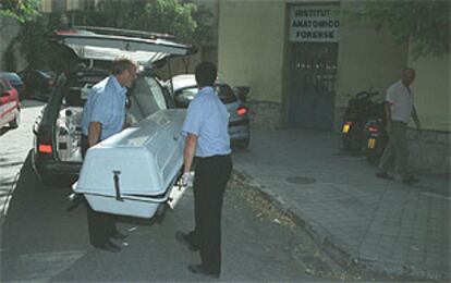 Traslado de los restos del fallecido al Instituto Anatómico Forense de Granada. PLANO GENERAL - ESCENA